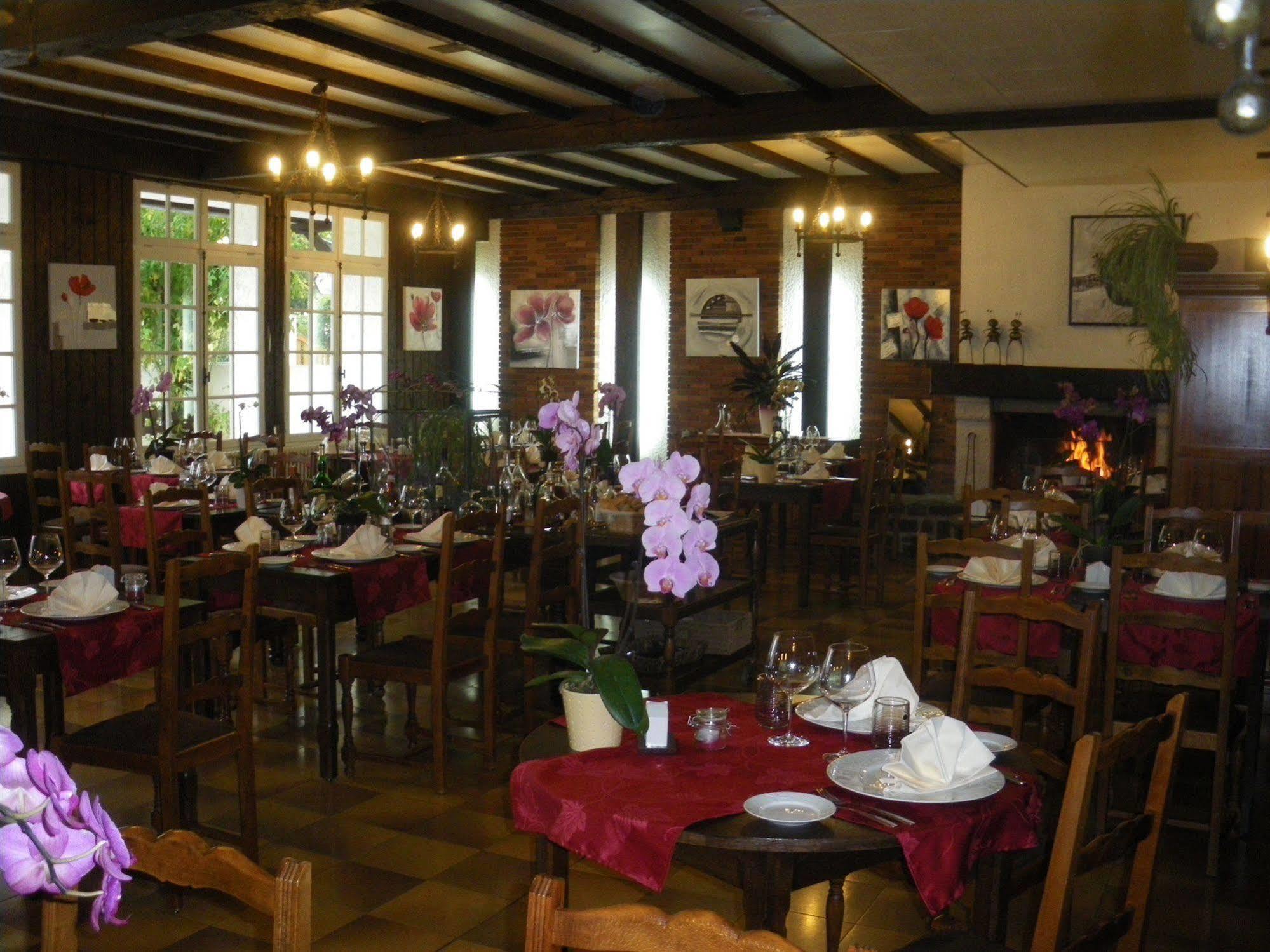 Hotel du Commerce Chez Stéphane Roumazières-Loubert Extérieur photo