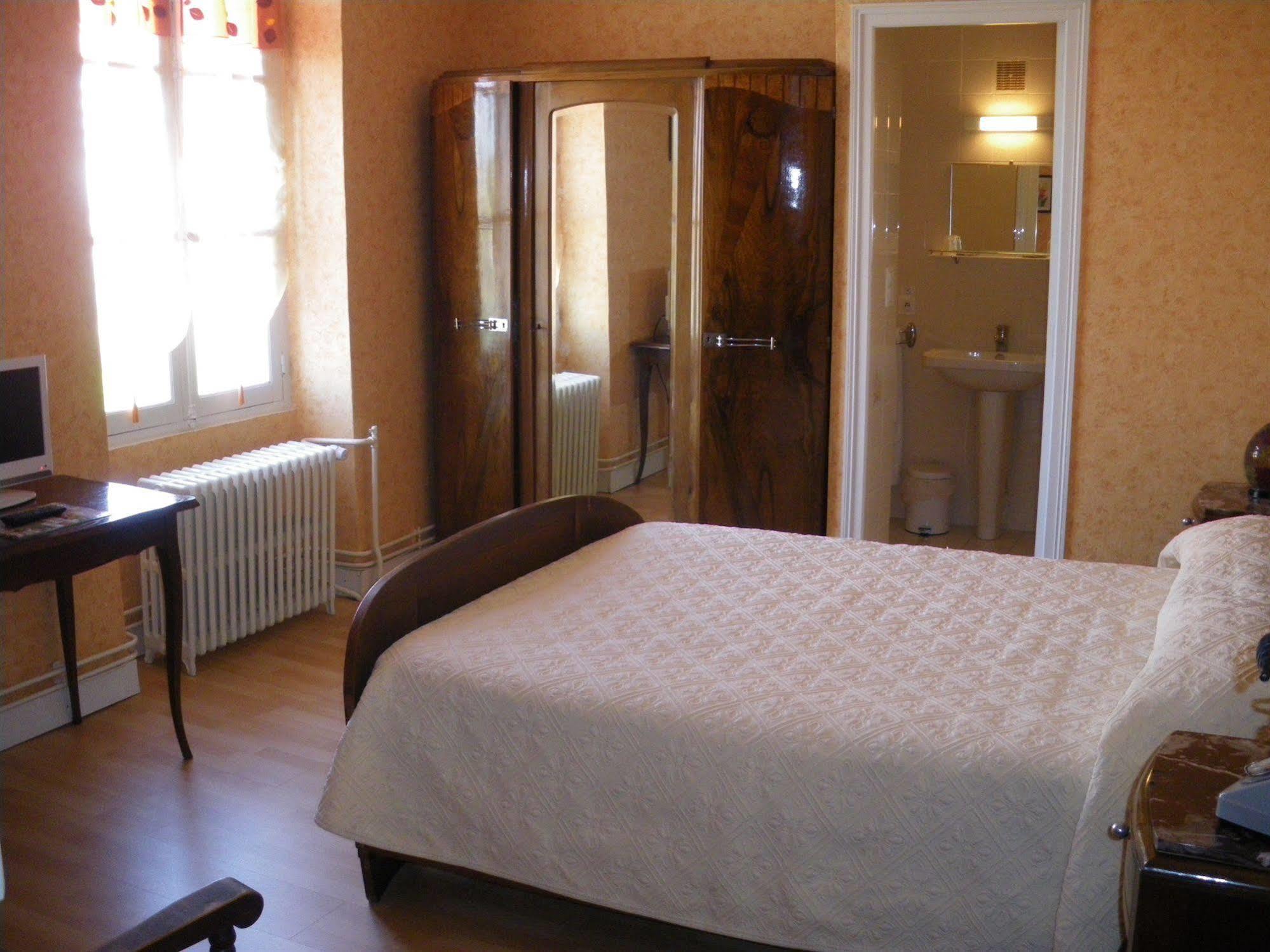 Hotel du Commerce Chez Stéphane Roumazières-Loubert Extérieur photo