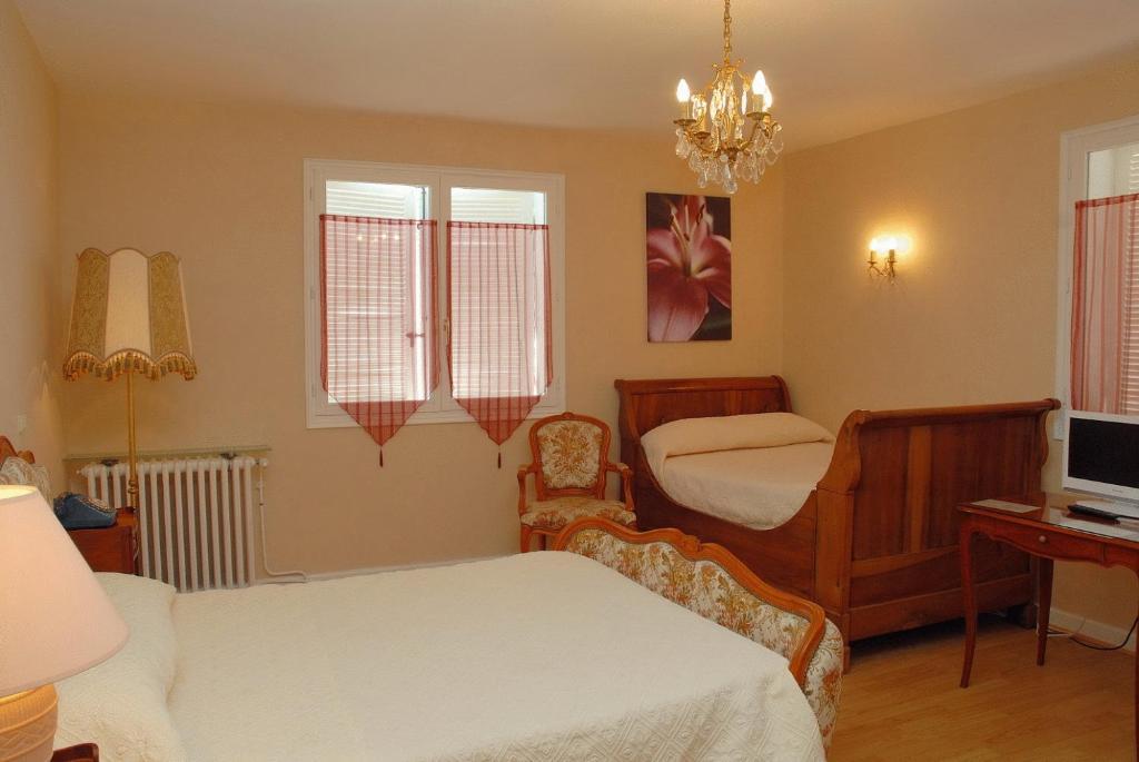 Hotel du Commerce Chez Stéphane Roumazières-Loubert Extérieur photo